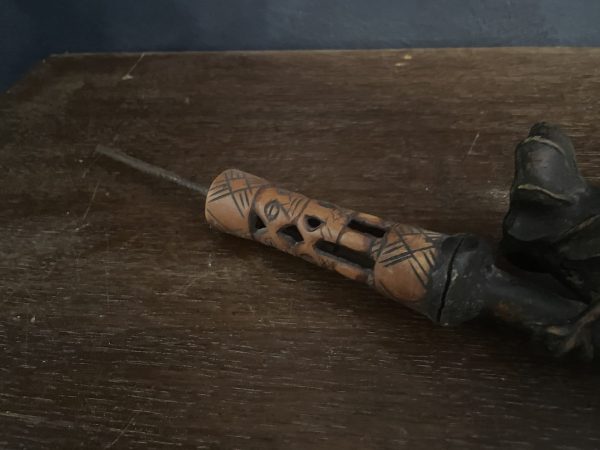 Pipe de cérémonie en bronze Bamoun Cameroun motif d'insecte-Pipa cerimoniale in bronzo Bamoun del Camerun con motivo a insetti – Image 9