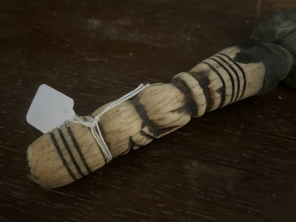 Cuillère à dents en bois sculpté avec manche en os, art tribal africain-Cucchiaio dentato in legno intagliato con manico in osso, arte tribale africana – Image 6