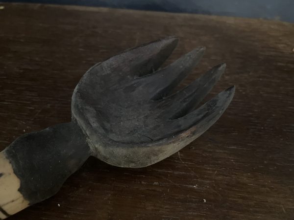 Cuillère à dents en bois sculpté avec manche en os, art tribal africain-Cucchiaio dentato in legno intagliato con manico in osso, arte tribale africana – Image 3