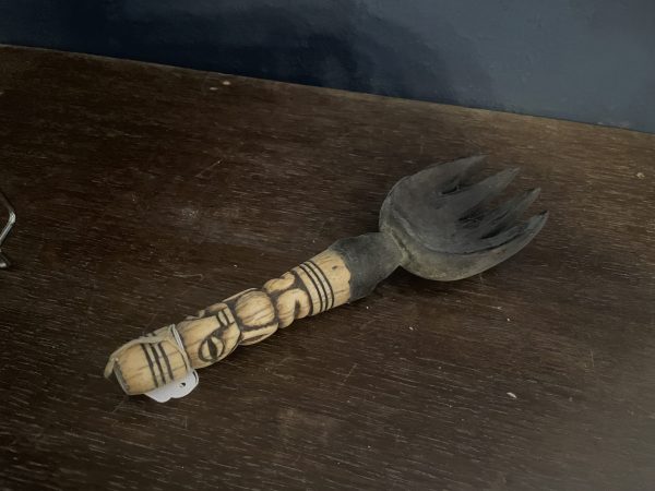 Cuillère à dents en bois sculpté avec manche en os, art tribal africain-Cucchiaio dentato in legno intagliato con manico in osso, arte tribale africana – Image 2