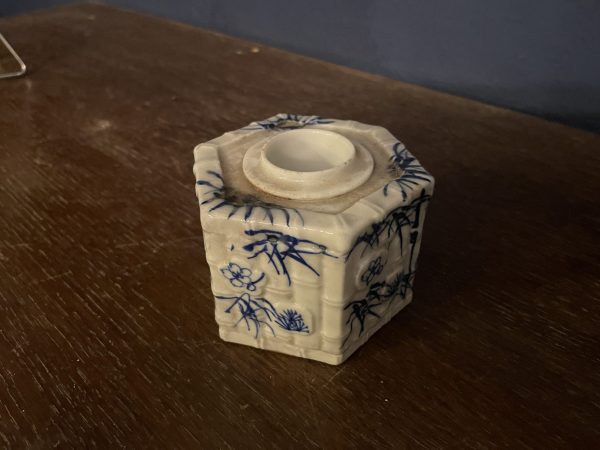 Encrier en porcelaine blanche et bleue du Japon fin 19ème siècle-Calamaio in porcellana bianca e blu, Giappone, fine XIX secolo – Image 7