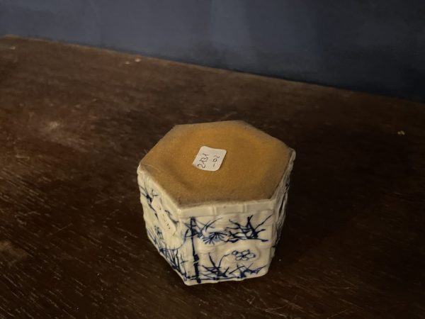 Encrier en porcelaine blanche et bleue du Japon fin 19ème siècle-Calamaio in porcellana bianca e blu, Giappone, fine XIX secolo – Image 5