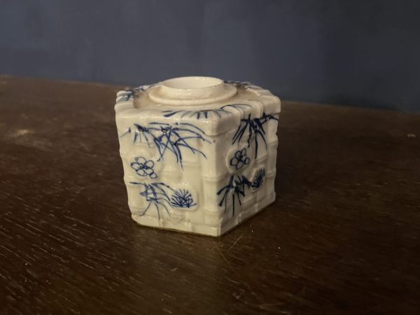 Encrier en porcelaine blanche et bleue du Japon fin 19ème siècle-Calamaio in porcellana bianca e blu, Giappone, fine XIX secolo – Image 4