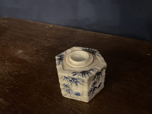 Encrier en porcelaine blanche et bleue du Japon fin 19ème siècle-Calamaio in porcellana bianca e blu, Giappone, fine XIX secolo – Image 3