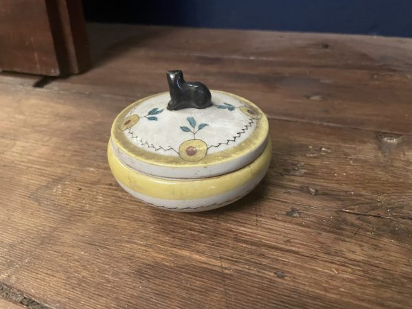 Boite en porcelaine pilulier décor peint couvercle avec poignée "chat"-Portapillole in porcellana con decoro dipinto e coperchio con manico a forma di "gatto" – Image 2