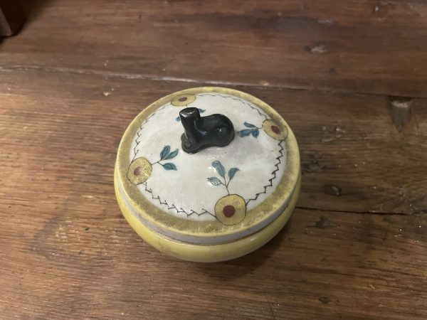 Boite en porcelaine pilulier décor peint couvercle avec poignée "chat"-Portapillole in porcellana con decoro dipinto e coperchio con manico a forma di "gatto" – Image 3