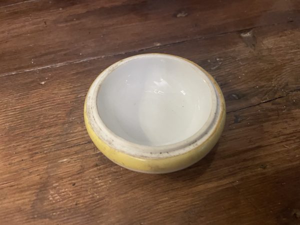 Boite en porcelaine pilulier décor peint couvercle avec poignée "chat"-Portapillole in porcellana con decoro dipinto e coperchio con manico a forma di "gatto" – Image 4
