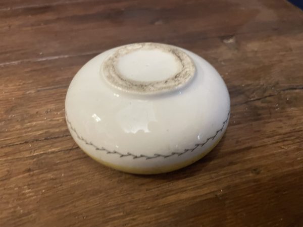 Boite en porcelaine pilulier décor peint couvercle avec poignée "chat"-Portapillole in porcellana con decoro dipinto e coperchio con manico a forma di "gatto" – Image 5