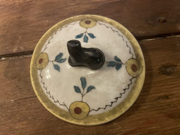 Boite en porcelaine pilulier décor peint couvercle avec poignée "chat"-Portapillole in porcellana con decoro dipinto e coperchio con manico a forma di "gatto" – Image 6