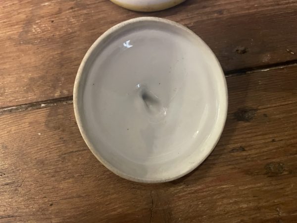 Boite en porcelaine pilulier décor peint couvercle avec poignée "chat"-Portapillole in porcellana con decoro dipinto e coperchio con manico a forma di "gatto" – Image 7