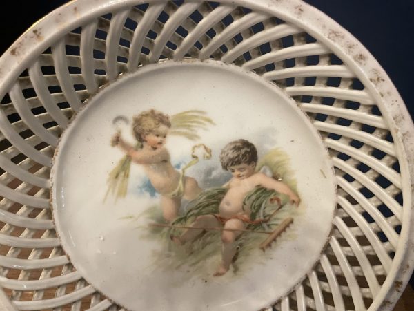 Coupelle en porcelaine de Limoges blanche ajourée avec décors de chérubins-Ciotola in porcellana bianca di Limoges con decorazioni traforate di cherubini – Image 6