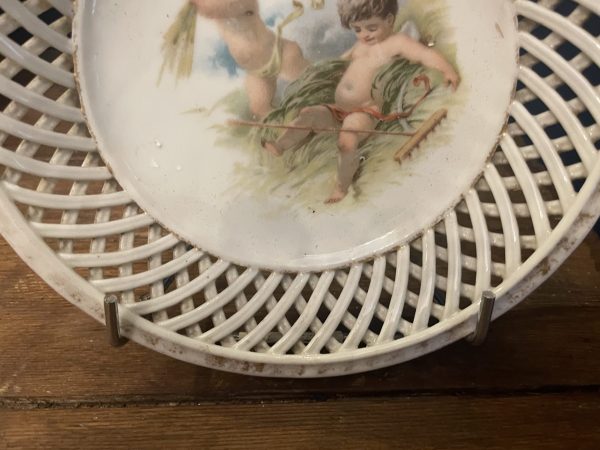 Coupelle en porcelaine de Limoges blanche ajourée avec décors de chérubins-Ciotola in porcellana bianca di Limoges con decorazioni traforate di cherubini – Image 5