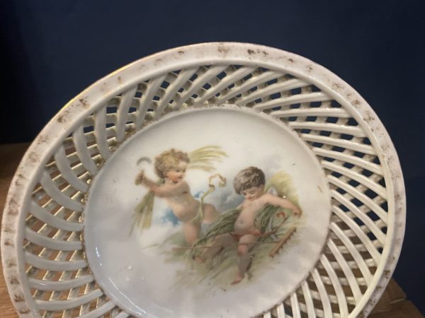 Coupelle en porcelaine de Limoges blanche ajourée avec décors de chérubins-Ciotola in porcellana bianca di Limoges con decorazioni traforate di cherubini – Image 2