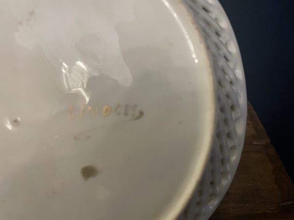 Coupelle en porcelaine de Limoges blanche ajourée avec décors de chérubins-Ciotola in porcellana bianca di Limoges con decorazioni traforate di cherubini – Image 4