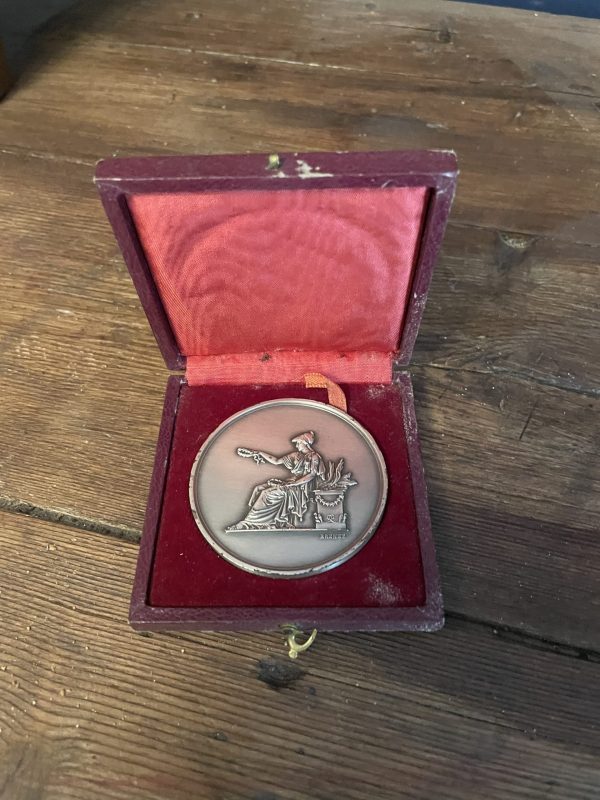 Médaille d'argent de la ligue française de l'enseignement dans son écrin-Medaglia d'argento della Lega francese dell'istruzione nella sua custodia – Image 2