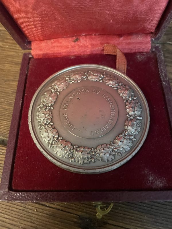 Médaille d'argent de la ligue française de l'enseignement dans son écrin-Medaglia d'argento della Lega francese dell'istruzione nella sua custodia – Image 4