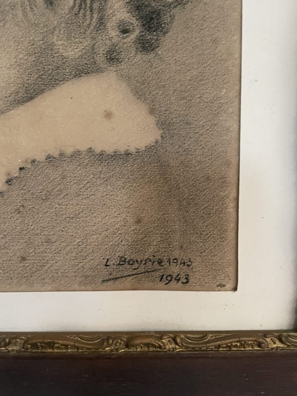 Disegno incorniciato Ritratto di una giovane ragazza firmato datato 1943-Dessin encadrée Portrait de jeune fille signé daté 1943 – Image 2
