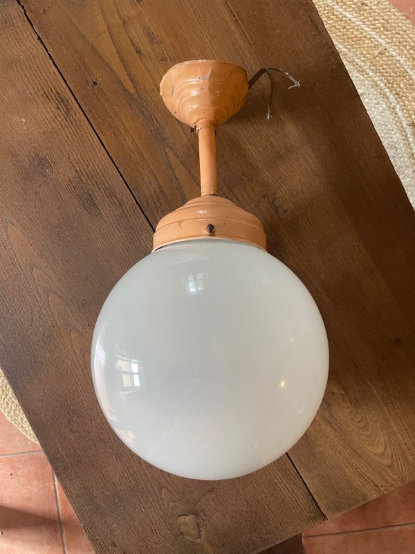 Lampadario a sospensione in vetro bianco e metallo verniciato-Lustre suspension verre blanc et métal peint – Image 2