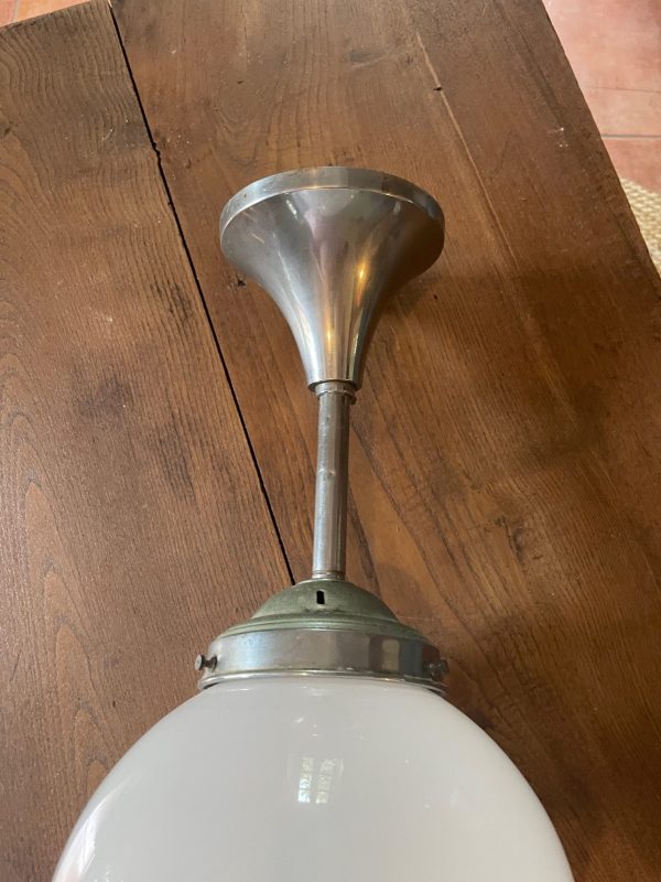 Lampadario a sospensione in vetro bianco e metallo cromato degli anni '30-Lustre suspension verre blanc et métal chromé années 1930 – Image 6