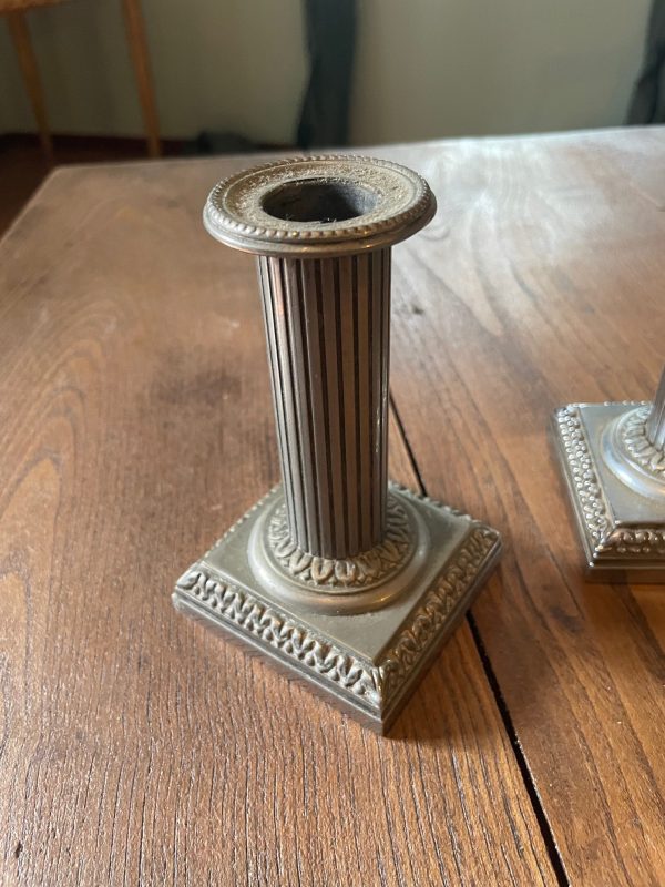 Candelieri in metallo argentato in stile classico-Bougeoirs en métal argenté style classique – Image 3