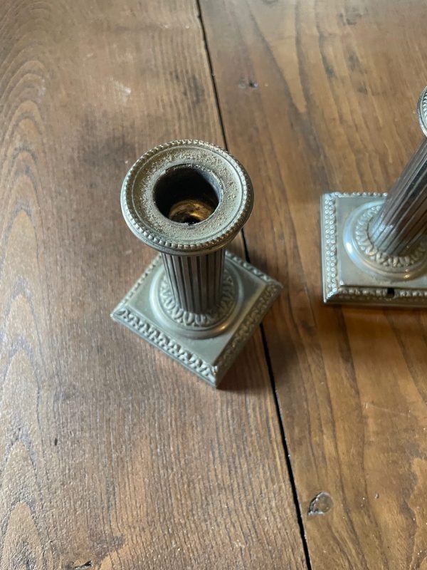 Candelieri in metallo argentato in stile classico-Bougeoirs en métal argenté style classique – Image 4