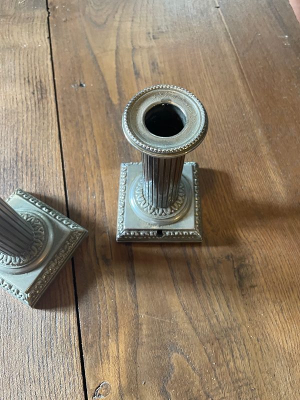 Candelieri in metallo argentato in stile classico-Bougeoirs en métal argenté style classique – Image 6