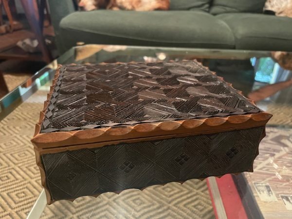 Scatola di legno intagliata con coperchio - lavoro africano-Boite en bois sculpté avec couvercle-travail africain – Image 5