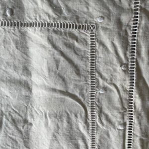 Federa quadrata in cotone con motivi ricamati - Francia-Taie d'oreiller carrée en coton avec motifs brodés- France