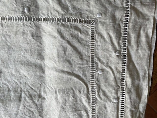 Federa quadrata in cotone con motivi ricamati - Francia-Taie d'oreiller carrée en coton avec motifs brodés- France