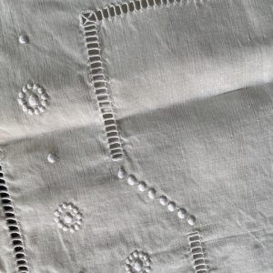 Federe quadrate in cotone con motivi ricamati - Francia-Taies d'oreiller carrées en coton avec motifs brodés- France