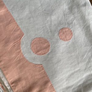 Lenzuolo di cotone bianco con motivi di rose ricamati-Drap en coton blanc avec motifs roses brodés