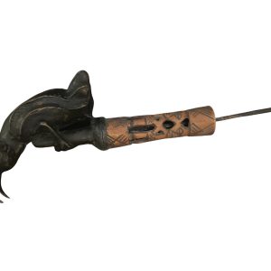 Pipe de cérémonie en bronze Bamoun Cameroun motif d'insecte-Pipa cerimoniale in bronzo Bamoun del Camerun con motivo a insetti