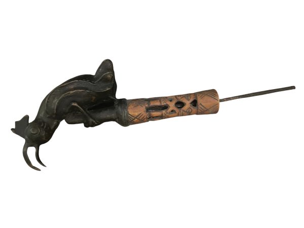 Pipe de cérémonie en bronze Bamoun Cameroun motif d'insecte-Pipa cerimoniale in bronzo Bamoun del Camerun con motivo a insetti
