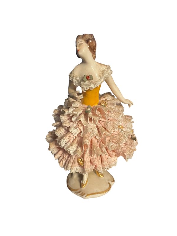Figurine de femme avec robe à volants en porcelaine de Saxe-Statuina in porcellana sassone raffigurante una donna con un abito arricciato