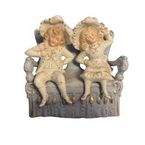Sujet Biscuit Bleu Couple de Personnages Blanc sur un Fauteuil Numéroté 4417-Soggetto biscotto blu Coppia di figure bianche su una poltrona Numerata 4417