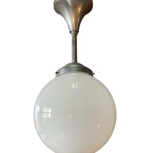 Lampadario a sospensione in vetro bianco e metallo cromato degli anni '30-Lustre suspension verre blanc et métal chromé années 1930