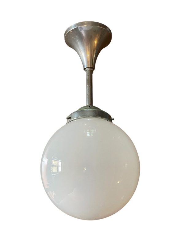 Lampadario a sospensione in vetro bianco e metallo cromato degli anni '30-Lustre suspension verre blanc et métal chromé années 1930