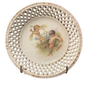 Coupelle en porcelaine de Limoges blanche ajourée avec décors de chérubins-Ciotola in porcellana bianca di Limoges con decorazioni traforate di cherubini