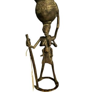 Figurine en bronze paysanne portant une cruche Cameroun Bamoun-Statuetta in bronzo di una contadina che porta una brocca Camerun Bamoun